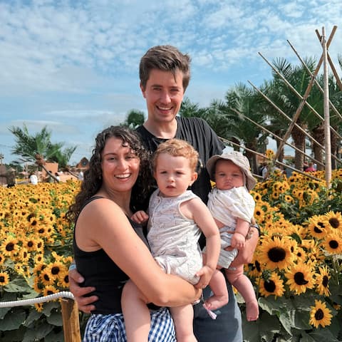 Corneel en Iram met hun kindjes Noah en August tussen de zonnebloemen